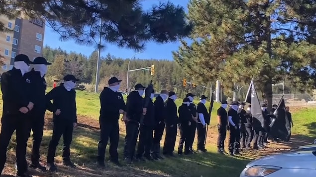 Une capture d'écran d'une vidéo montre des membres du groupe nationaliste blanc Second Sons rassemblés dimanche sur la réserve Tk'emlúps te Secwépemc, près de Kamloops, en Colombie-Britannique.