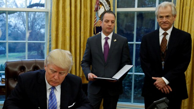 Le conseiller Peter Navarro, à droite, en compagnie du président Trump dans le bureau ovale. Le conseiller Peter Navarro, à droite, en compagnie du président Trump dans le bureau ovale.