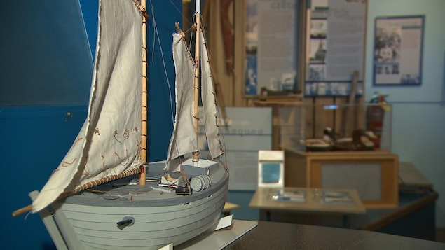 Une exposition sur les navires de la Côte-Nord est présentée d'ici la fin août à la Maison de la culture. En premier plan, on y voit une miniature d'un petit navire à voiles. Une exposition sur les navires de la Côte-Nord est présentée d'ici la fin août à la Maison de la culture. En premier plan, on y voit une miniature d'un petit navire à voiles.