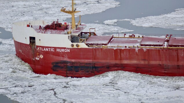Un vraquier se faufile à travers les glaces sur le fleuve Saint-Laurent.