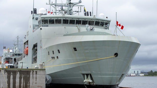 Un navire de la Marine royale.