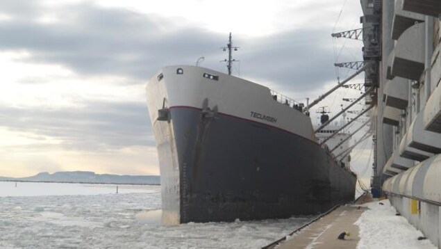 Le navire Tecumseh dans le port de Thunder Bay en hiver.