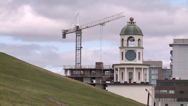 Un boom dans la construction fait en sorte que le centre-ville d'Halifax compte beaucoup de locaux commerciaux vacants. Un boom dans la construction fait en sorte que le centre-ville d'Halifax compte beaucoup de locaux commerciaux vacants.