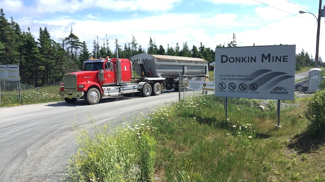 Un camion quitte le site de la mine Donkin, au Cap-Breton. 