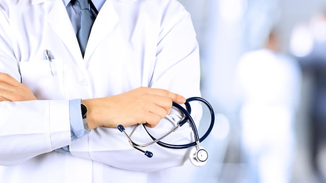 Un médecin avec son stéthoscope Un médecin avec son stéthoscope