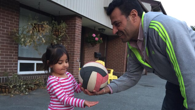 Easa Al-Hariri, qui était dentiste en Syrie, joue avec sa fille, Yara. Easa Al-Hariri, qui était dentiste en Syrie, joue avec sa fille, Yara.