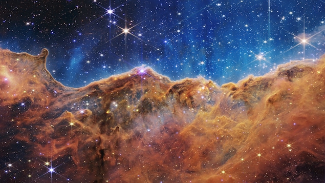 Images d'une nébuleuse d'étoiles prise par le télescope spatial James Webb.