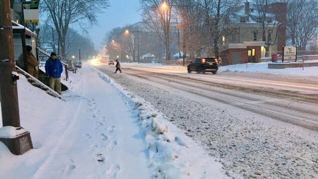 Le chemin Sainte-Foy était déjà enneigé dès les premières lueurs du jour, mardi matin. Le chemin Sainte-Foy était déjà enneigé dès les premières lueurs du jour, mardi matin.