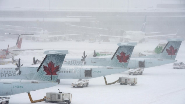 طائرات تحت الثلج في مطار بيرسون الدولي في تورونتو (أرشيف).
