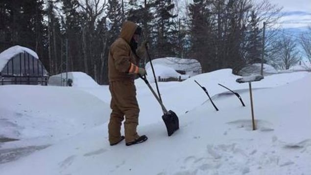 Un homme cherche sa voiture sous la neige à Tracadie.