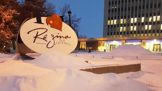 La neige tombée près de l'hôtel de ville de Regina.
