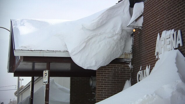 Un gros amas de neige sur un pignon de l'aréna Guy-Carbonneau, à Sept-Îles.
