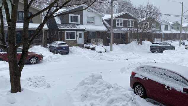 Une rue enneigée à Toronto.