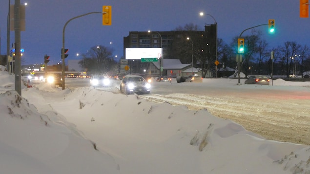 Écoles, hôpitaux, transport : les Manitobains se préparent à un important blizzard