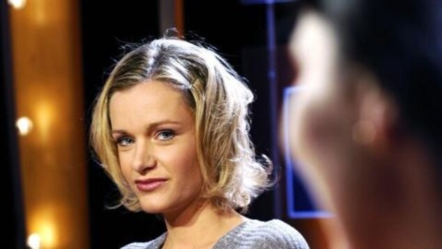 Nelly Arcan sur le plateau de l'émission littéraire Vol de Nuit, diffusée par TF1, le 31 août 2004.