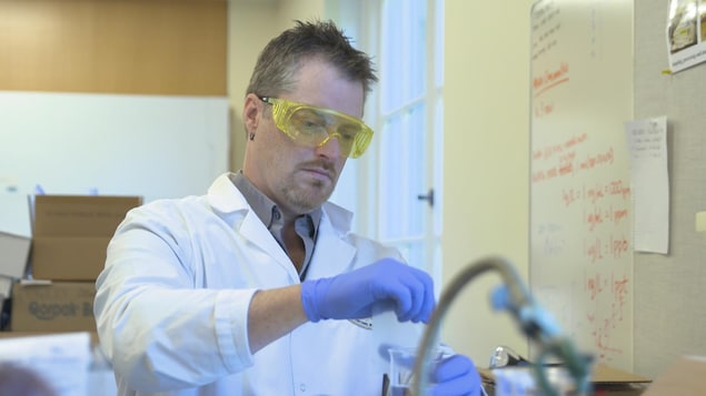 Il collecte un échantillon d'eau dans son laboratoire. Il collecte un échantillon d'eau dans son laboratoire.