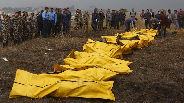 Les morts se comptaient par dizaines à la suite de l'écrasement d'un avion de Bombardier au Népal. Les morts se comptaient par dizaines à la suite de l'écrasement d'un avion de Bombardier au Népal.