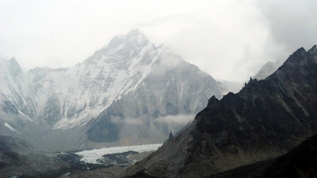 The route to Everest base camp and the glacier near the camp are seen
in this view from a helicopter in Nepal, May 21, 2003. Hundreds of
tents were set up at the base camp in preparation for celebrations for
the 50th anniversary of the first ascent of Everest. REUTERS/Gopal
Chitrakar

GC/JM