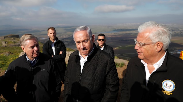 Benyamin Netanyahou, Lindsey Graham et David Friedman sont sur le plateau du Golan, qui surplombe le territoire israélien.