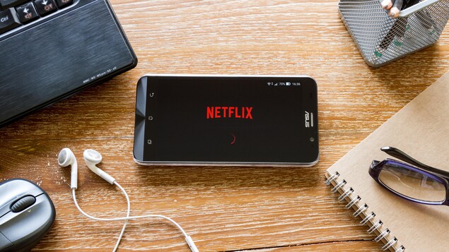 Un téléphone portable sur lequel l'application Netflix est activée.