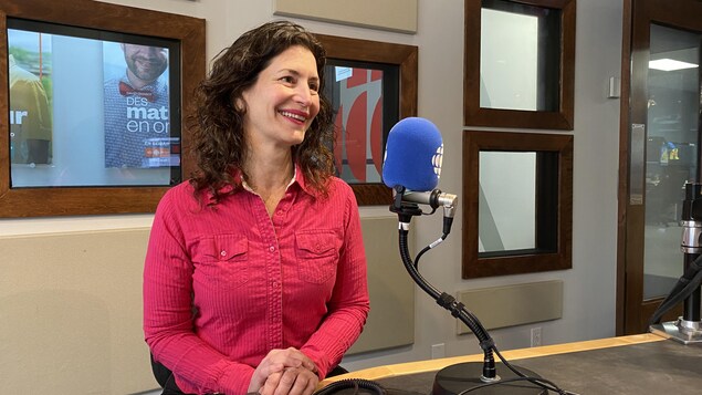 Netta Gorman dans les studios de Radio-Canada à Rouyn-Noranda.