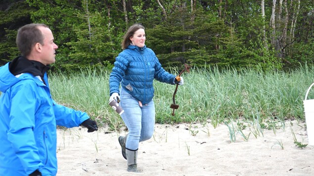 Sarah-Émilie Hébert-Marcoux du Comité ZIP Côte-Nord du Golfe vient de ramasser un bout de métal rouillé et un verre de café sur la plage à Port-Cartier. Sarah-Émilie Hébert-Marcoux du Comité ZIP Côte-Nord du Golfe vient de ramasser un bout de métal rouillé et un verre de café sur la plage à Port-Cartier.