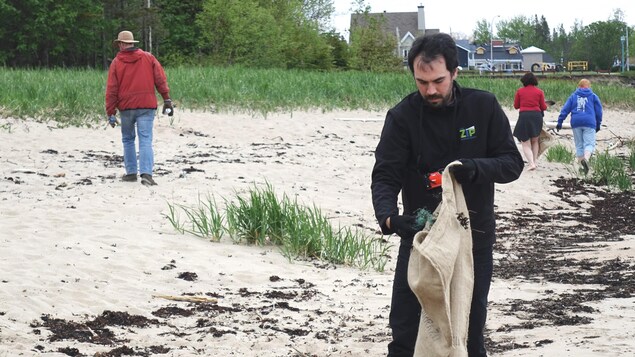 Des canettes vides et divers objets laissés sur la plage sont ramassés. Des canettes vides et divers objets laissés sur la plage sont ramassés.