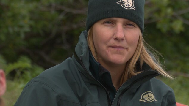 Olivia Jomphe, gestionnaire des relations externes de Parcs Canada porte la tuque et le manteau vert à l'effigie de Parcs Canada. Olivia Jomphe, gestionnaire des relations externes de Parcs Canada porte la tuque et le manteau vert à l'effigie de Parcs Canada.
