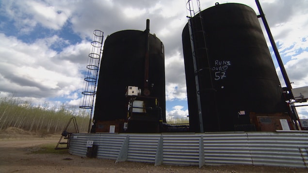 Les infrastructures d'un puits de pétrole en Alberta.