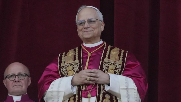 Pope Leo XIV sa balkonahe ng St. Peter's Basilica.