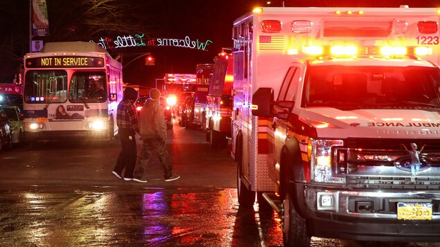 Une ambulance sur les lieux de l'incendie du Bronx. Une ambulance sur les lieux de l'incendie du Bronx.