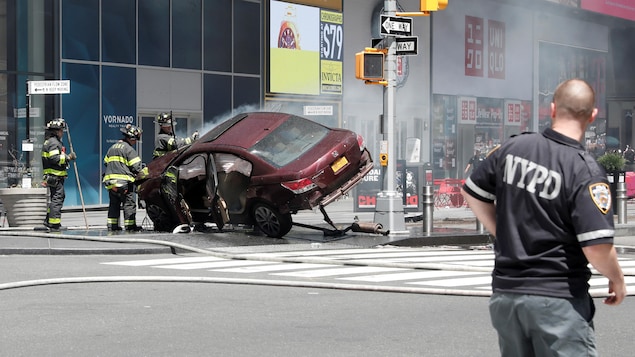 Une voiture renversée à Times Square, à New York Une voiture renversée à Times Square, à New York