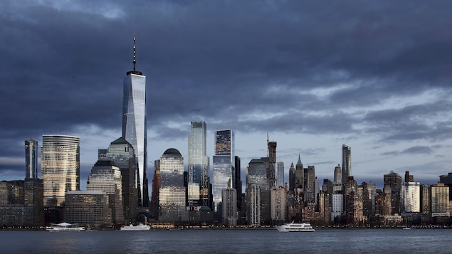La ville de New York vue du niveau de la mer avec ses immeubles qui déchirent le ciel.