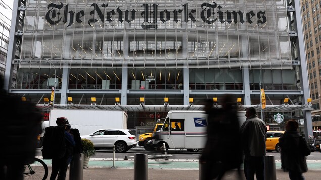 Le bâtiment du New York Times vu de l'extérieur, des voitures passant devant.
