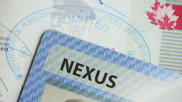 Une carte Nexus sur un passeport canadien.