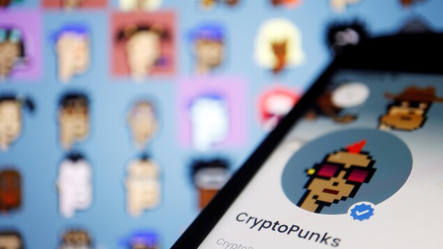 De nombreux personnages de CryptoPunks affichés sur un écran.