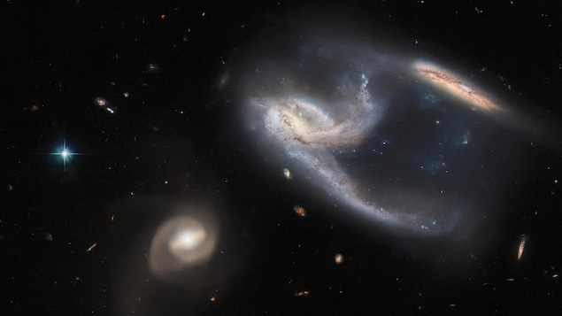 Image montrant un groupe de trois galaxies situées à 425 millions d'années-lumière dans la constellation du Phénix. 