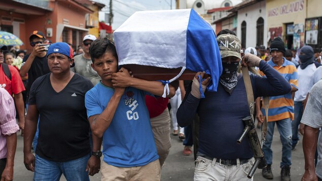 Funérailles d'un homme tué sur une barricade par la police et les forces paramilitaires au Nicaragua. Funérailles d'un homme tué sur une barricade par la police et les forces paramilitaires au Nicaragua.