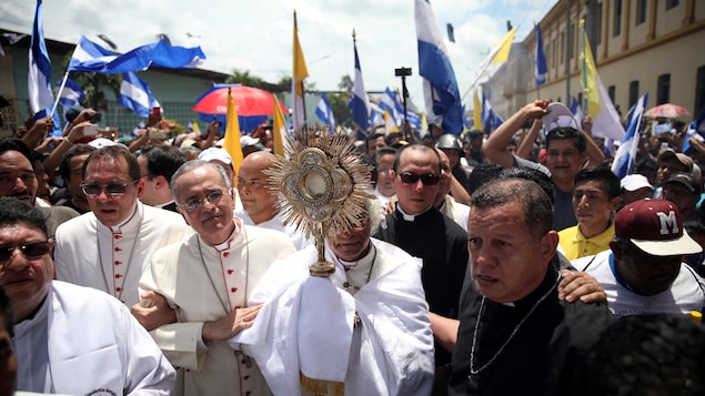 Le cardinal Leopoldo Brenes et d'autres dirigeants catholiques arrivent dans la ville, alors que les manifestations antigouvernementales se poursuivent à Masaya. Le cardinal Leopoldo Brenes et d'autres dirigeants catholiques arrivent dans la ville, alors que les manifestations antigouvernementales se poursuivent à Masaya.