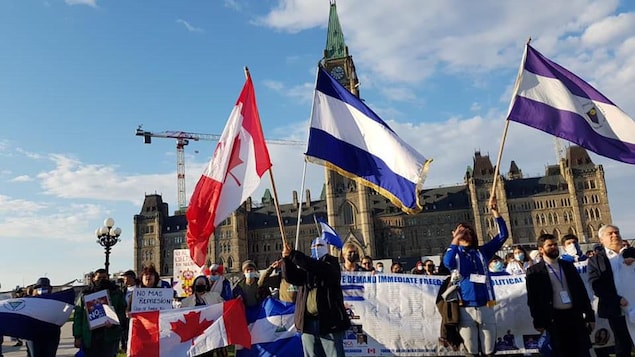 Les Canadiens d'origine nicaraguayenne saluent la position du gouvernement de Justin Trudeau sur le Nicaragua, mais demandent une action urgente contre la dérive autoritaire du régime de Daniel Ortega. Sur la photo, des Nicaraguayens auto-organisés et exilés manifestent devant le Parlement canadien à Ottawa, la capitale du pays.