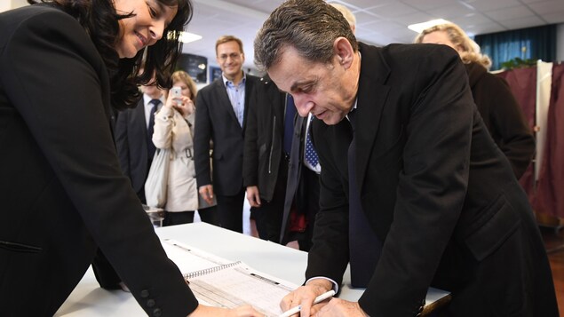 Nicolas Sarkozy vote lors du premier tour de la primaire de la droite et du centre le 20 novembre 2016. Nicolas Sarkozy vote lors du premier tour de la primaire de la droite et du centre le 20 novembre 2016.