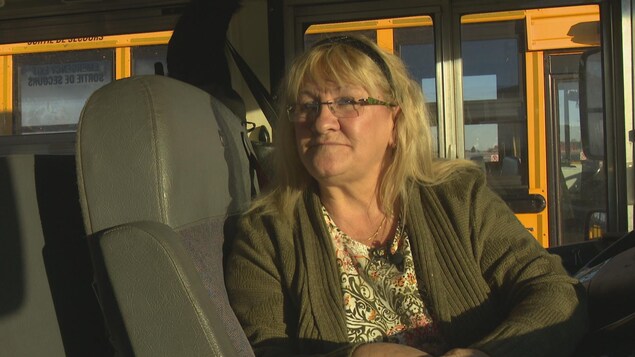 Nicole Couture estime que les distractions au volant, tel que le téléphone portable pousse certains automobilistes à ne pas respecter les lumières des autobus scolaires. Nicole Couture estime que les distractions au volant, tel que le téléphone portable pousse certains automobilistes à ne pas respecter les lumières des autobus scolaires.