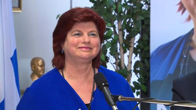 Nicole Léger annonce qu'elle quitte la vie politique. Nicole Léger annonce qu'elle quitte la vie politique.