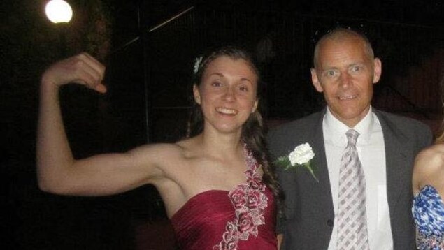 Nicole Provost et le sergent John Davidson lors de son bal de fin d'études. Nicole Provost et le sergent John Davidson lors de son bal de fin d'études.