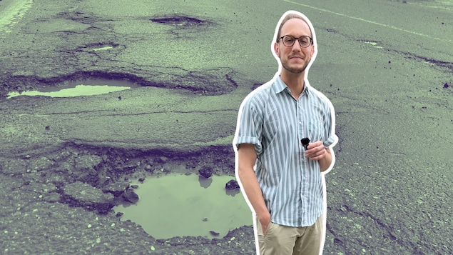 Montage d'un journaliste devant une photo de nid-de-poule.