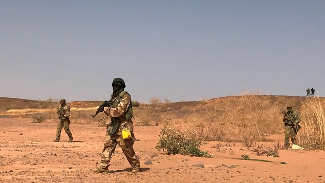 Des commandos nigériens simulent un raid au cours d’un exercice à Ouallam, au Niger.