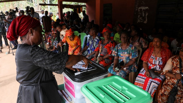 Le Nigeria élit son président, un scrutin serré entre trois favoris