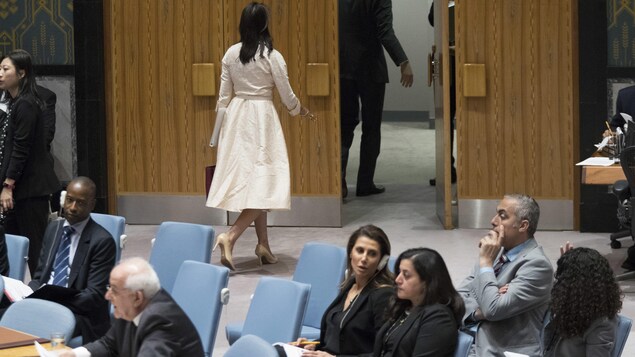 Nikki Haley, de dos, se dirige vers une porte de sortie. Nikki Haley, de dos, se dirige vers une porte de sortie.