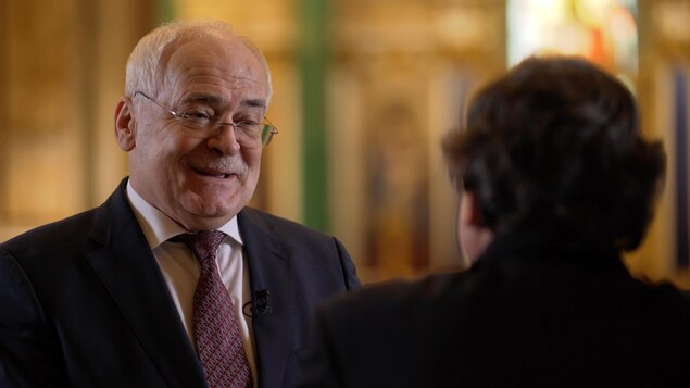 Nicolas Burov, souriant, discute avec Raymond Saint-Pierre. Nicolas Burov, souriant, discute avec Raymond Saint-Pierre.