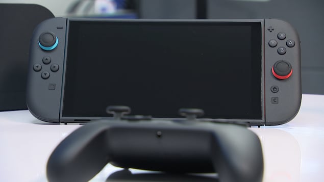 Une console de jeux vidéo et sa manette.